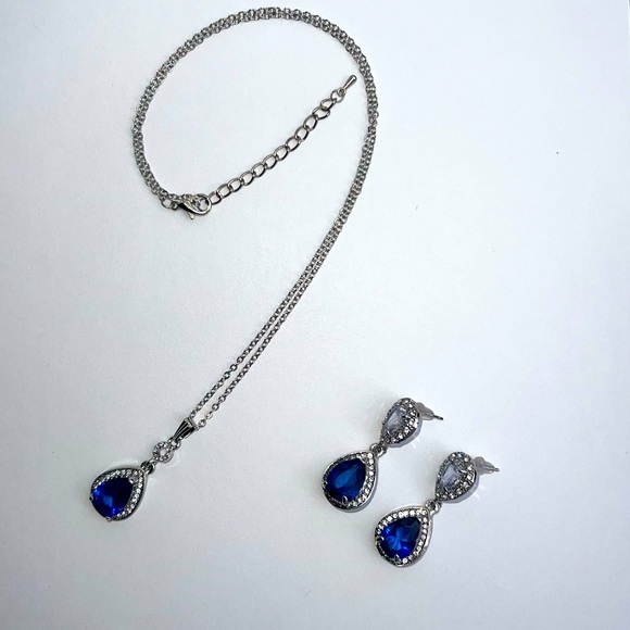 Beautiful Blue & White Crystal Necklace & Earrings set - Picture 6 of 7